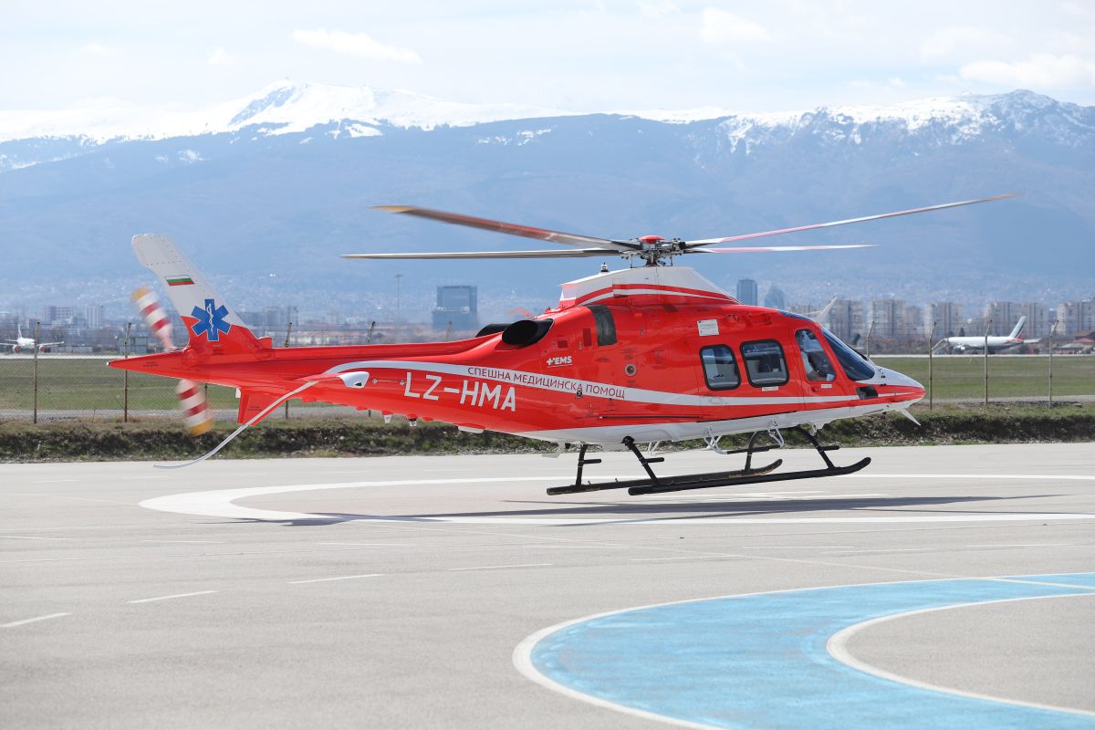 Извърши се първият тренировъчен полет на първия медицински хеликоптер у