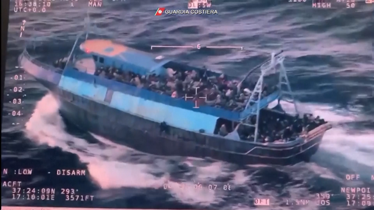 Рибарска лодка превозваща десетки мигранти се преобърна и потъна край