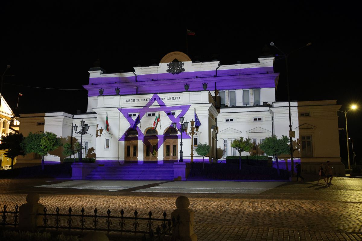 Историческата сграда на Народното събрание бе осветена с цветовете на