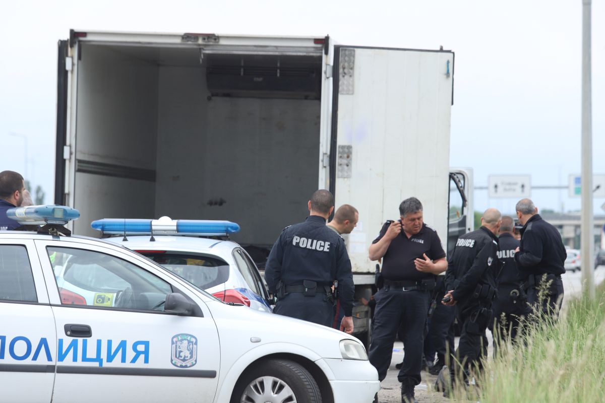 Полицията задържа 43 нелегални мигранти и двама българи превозвали ги с товарен
