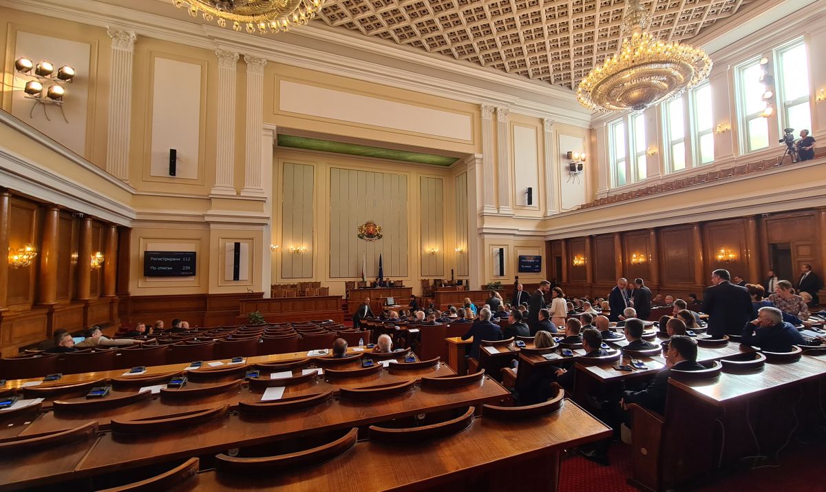 При третия опит парламентът успя да събере кворум за днешното