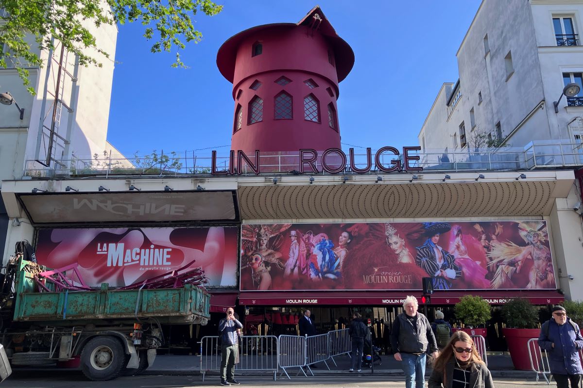 France Moulin Rouge Mulen Ruzh Paris AP