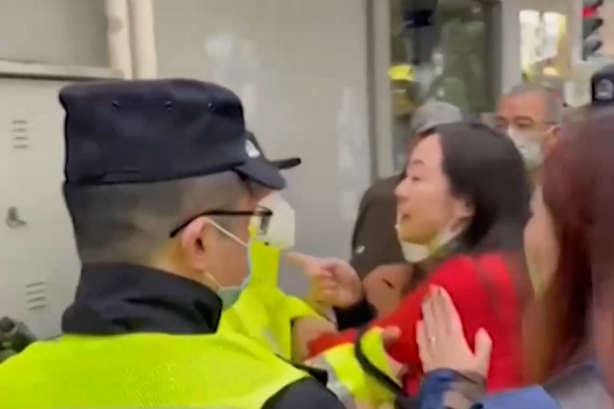 Китай изкара допълнителни полицейски сили по улиците в отговор на