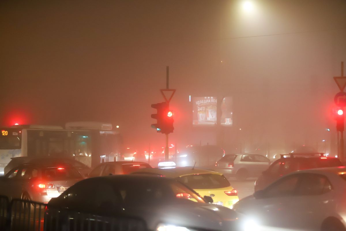 Опасно мръсен въздух в столицата и днес  Завишени са стойностите на фините прахови частици в кварталите Младост Подуяне  Яворов и
