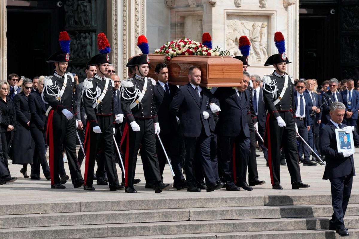 Италия се сбогува вчера със Силвио Берлускони който е бил