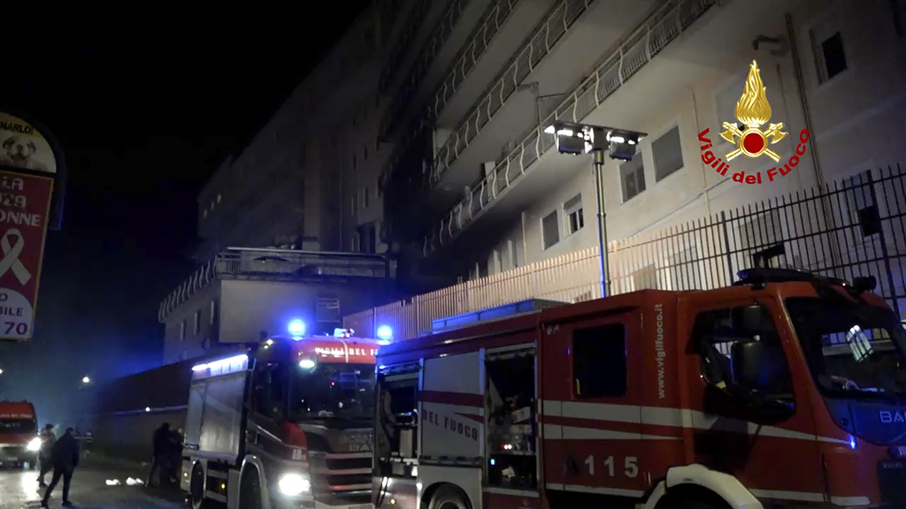 Най малко четирима души са починали заради пожар в болница на
