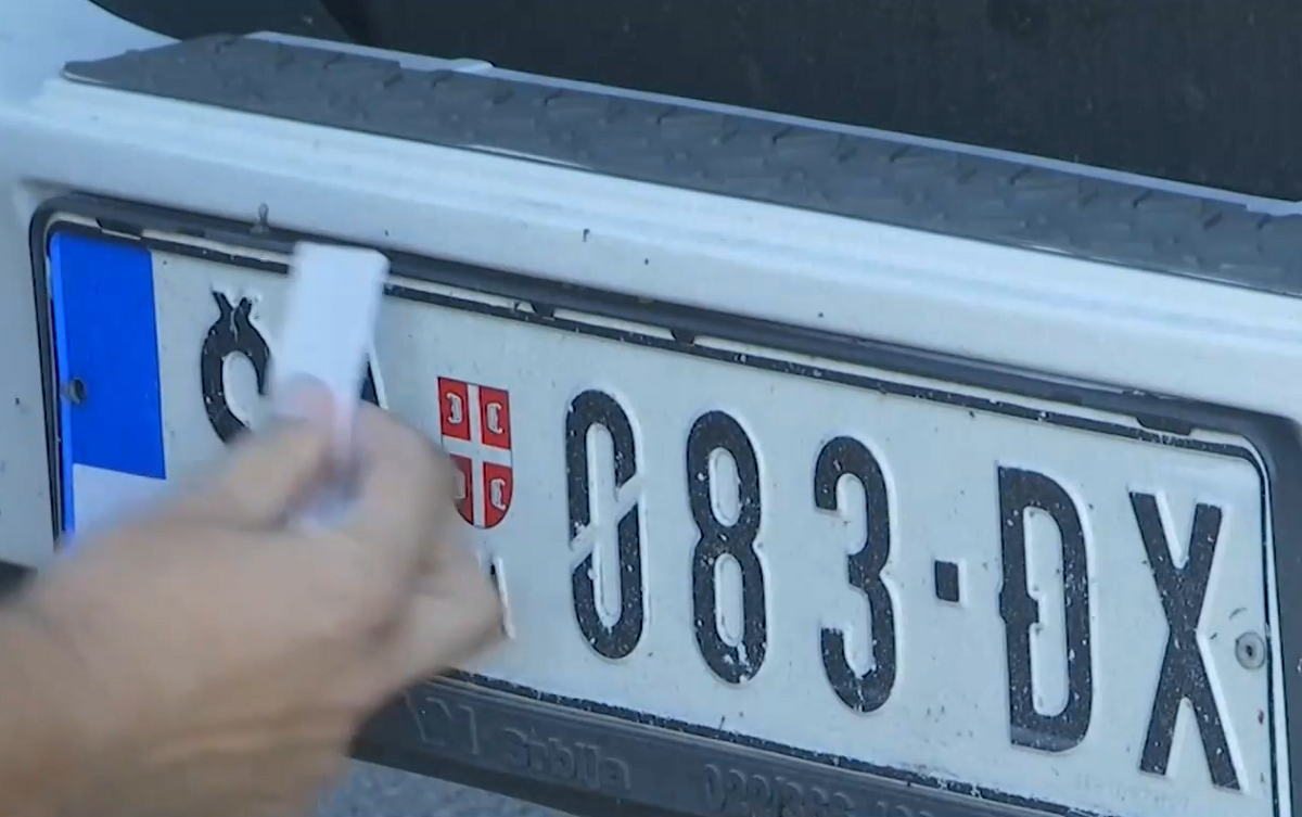Белград ще позволи на автомобили с косовски регистрационни номера да