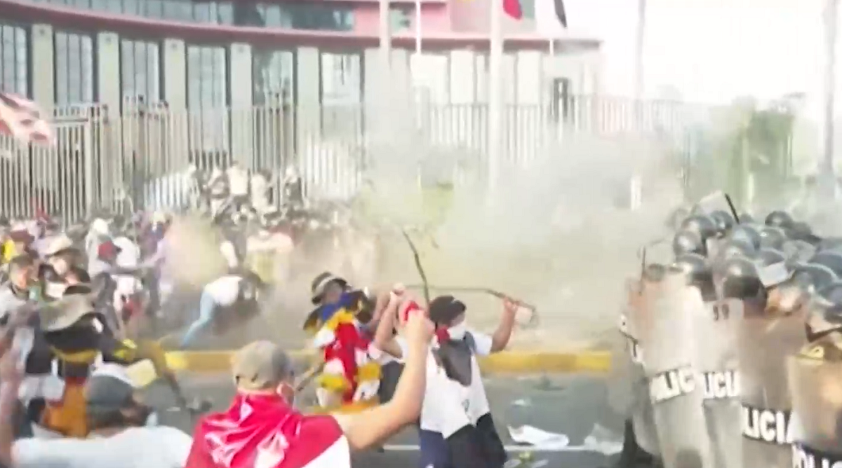 Нови сблъсъци между полиция и демонстранти в Перу Хиляди от