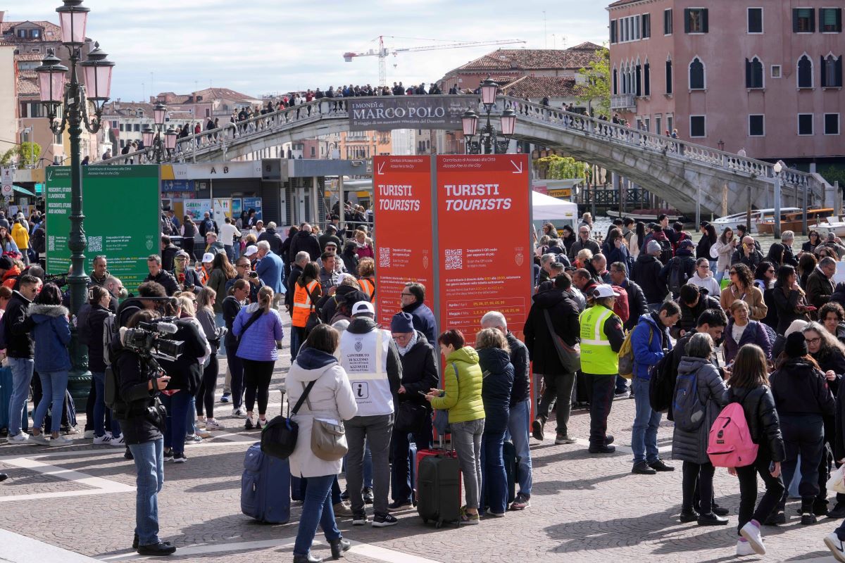 Снимка: Заради свръхтуризма: Венеция глобява посетители, които не плащат входна такса