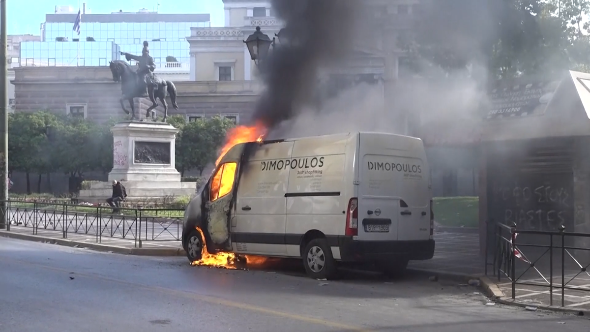 Zapalen Bus Stachki Protesti Greece Gartsia AP