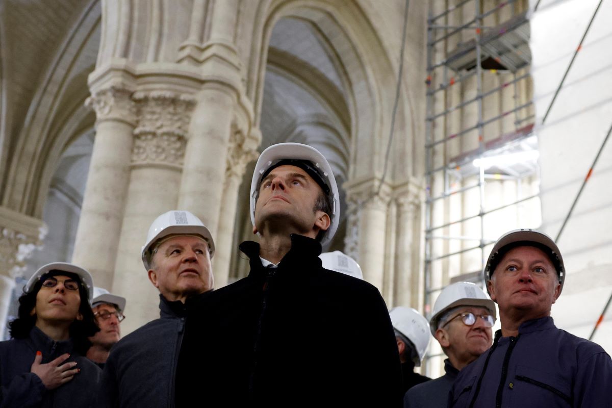 Френският президент Еманюел Макрон и съпругата му Бриджит обиколиха катедралата