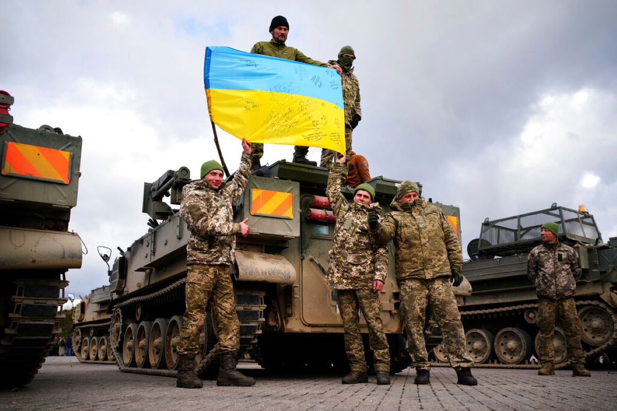 Challenger 2 Tanks Ukraine Ukrainci Obuchenie AP