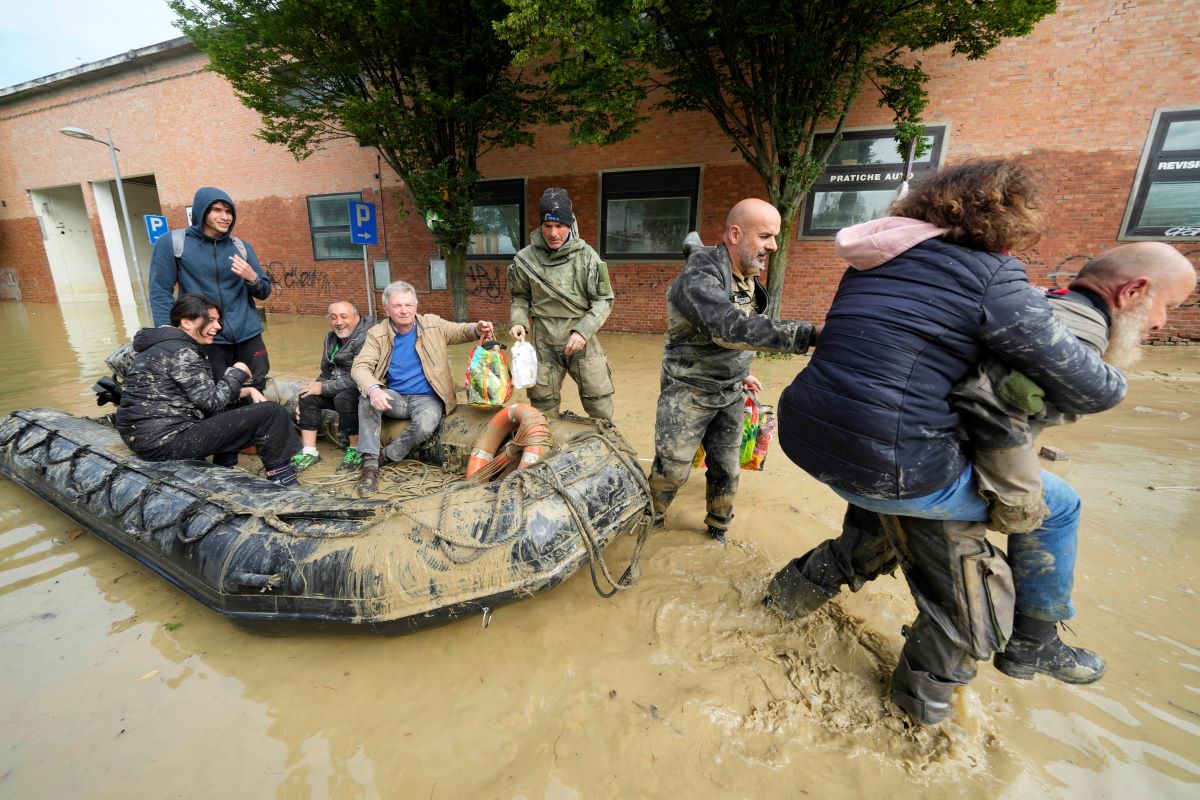 Увеличава се броят на жертвите след наводненията в Италия Най