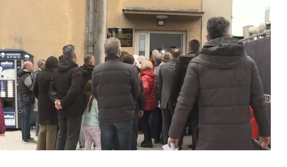 Граждани на Северна Македония образуват опашки в полицейските участъци за
