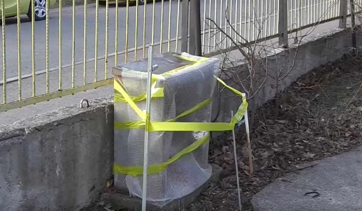 Стряскащ видео клип на електрическо табло в училищен двор от
