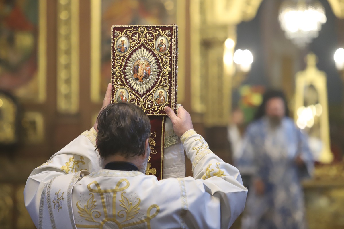 Православната църква чества Архангеловден най големия есенен празник след Димитровден Според християнската