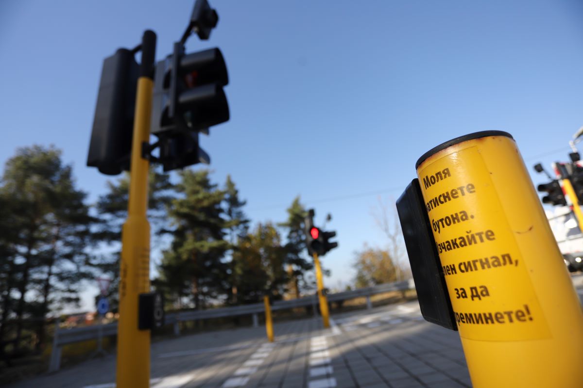 Инцидент в Пазарджик светофарна уредба падна върху бус на кръстовище