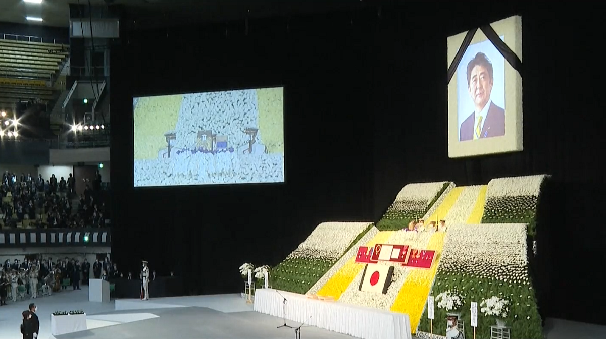 Държавната церемония за погребението на Шиндзо Абе раздели японците При растяща