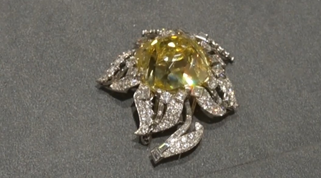 Брошка, инкрустирана с диаманти подобна на тази, която е носила покойната