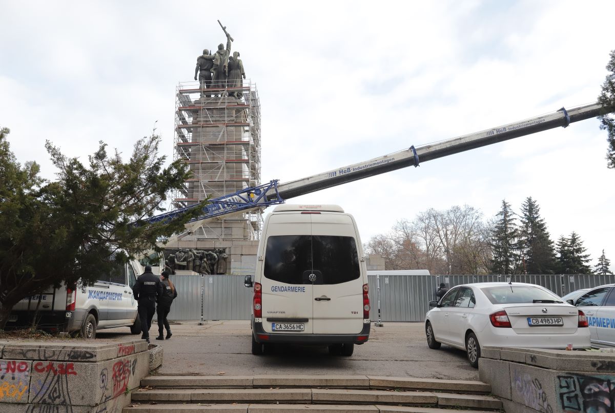 Продължава демонтажът на Паметника на съветската армия в центъра на София Полицейското присъствие