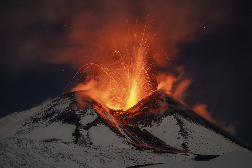 Започналата на 19 ноември вулканична дейност на Етна се засили в югоизточната част на