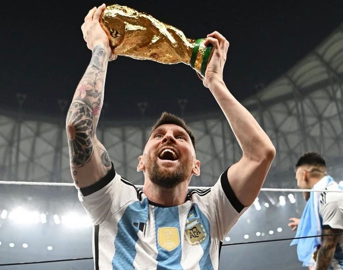 Лионел Меси неволно е вдигнал фалшив трофей за Световната купа