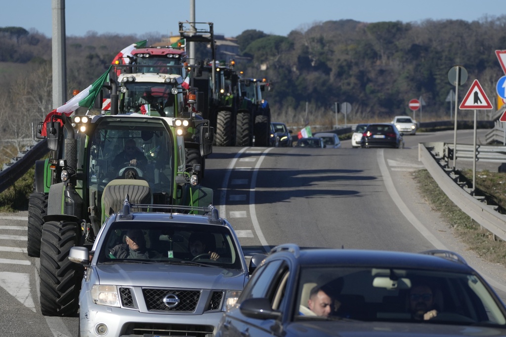 250 фермери се отправиха с тракторите си от район в