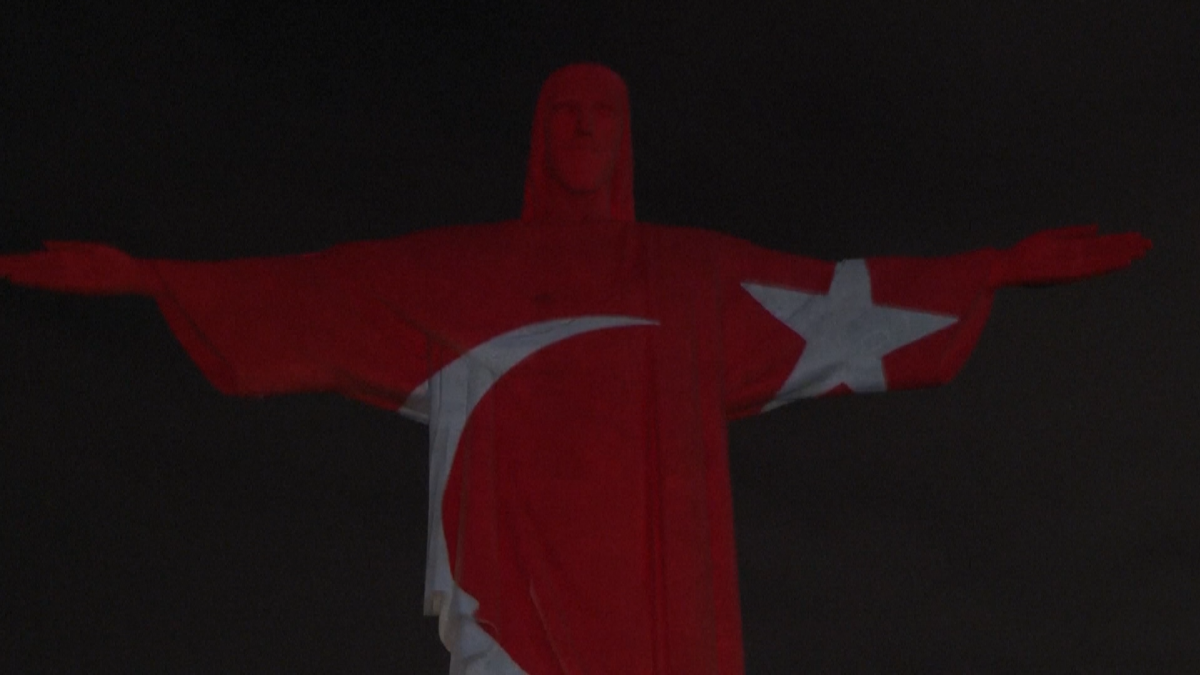 Статуята на Христос Спасител в Рио де Жанейро светна в