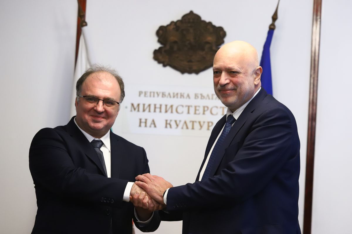 Бившият вече министър на културата Велислав Минеков предаде щафетата на своя наследник