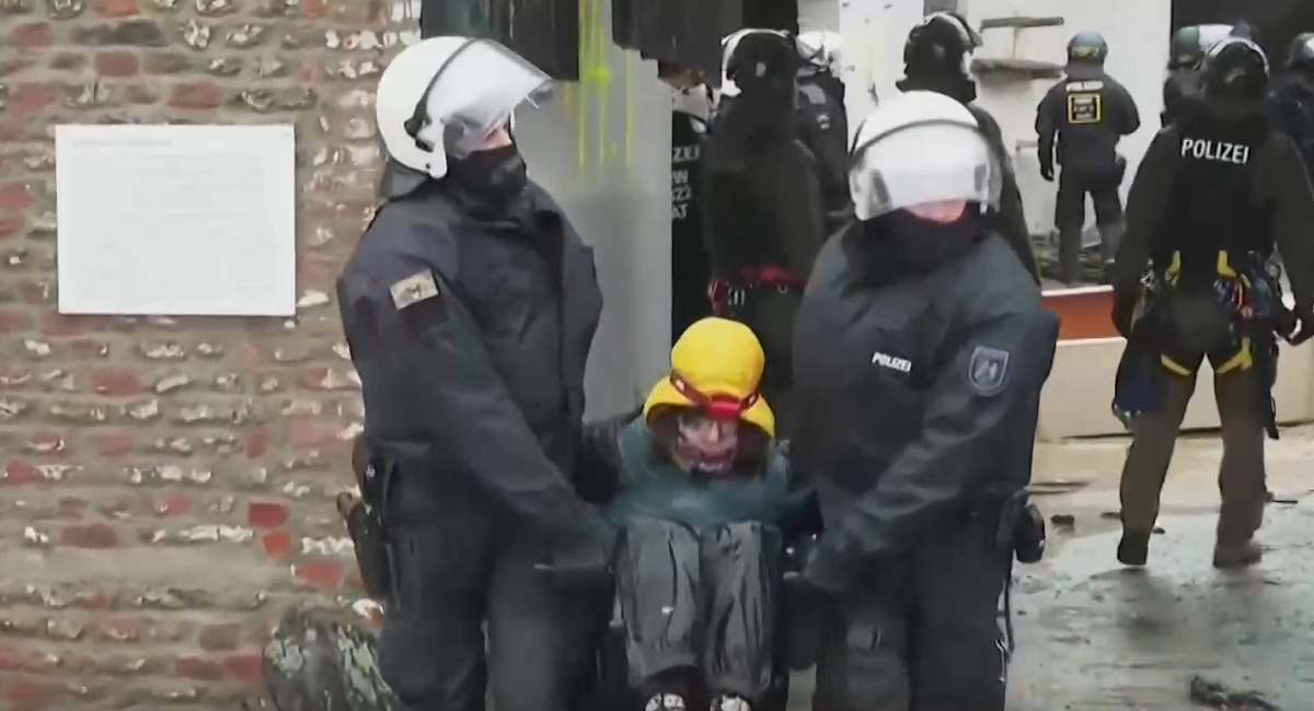 В продължение на дни полицията в Германия опитва да изведе