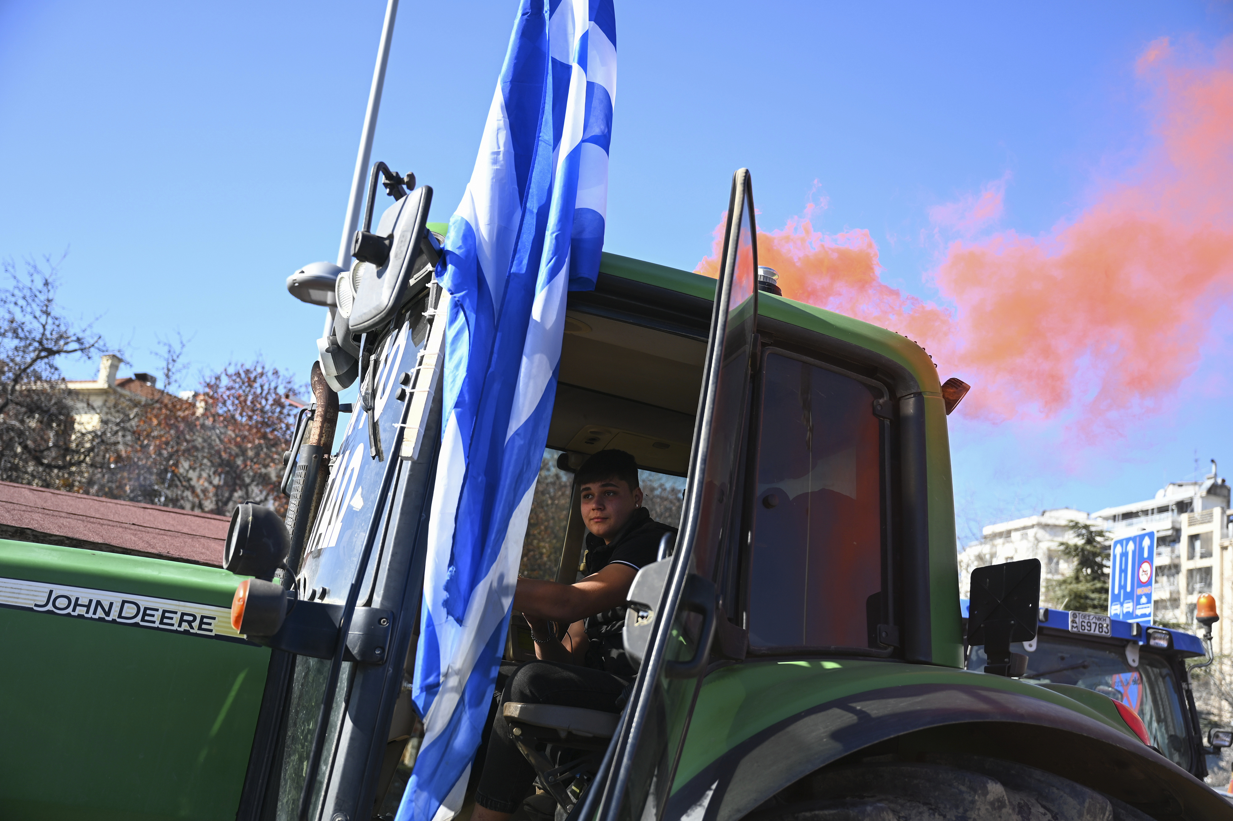 Гръцките земеделски производители ескалираха протестите си и блокираха ежегодния панаир