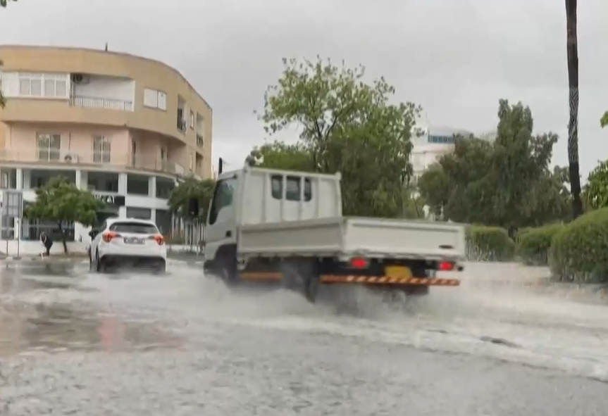 Втори ден в Кипър продължават тежките метеорологични условия Проливен дъжд