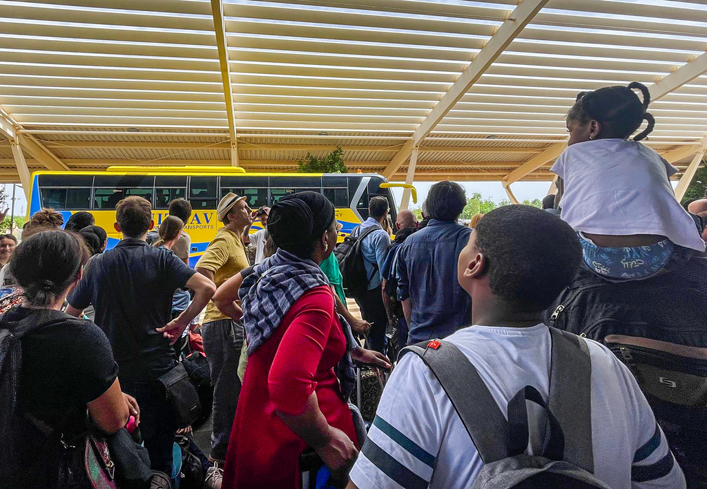 Самолет с десетки хора евакуирани от Нигер след военния преврат