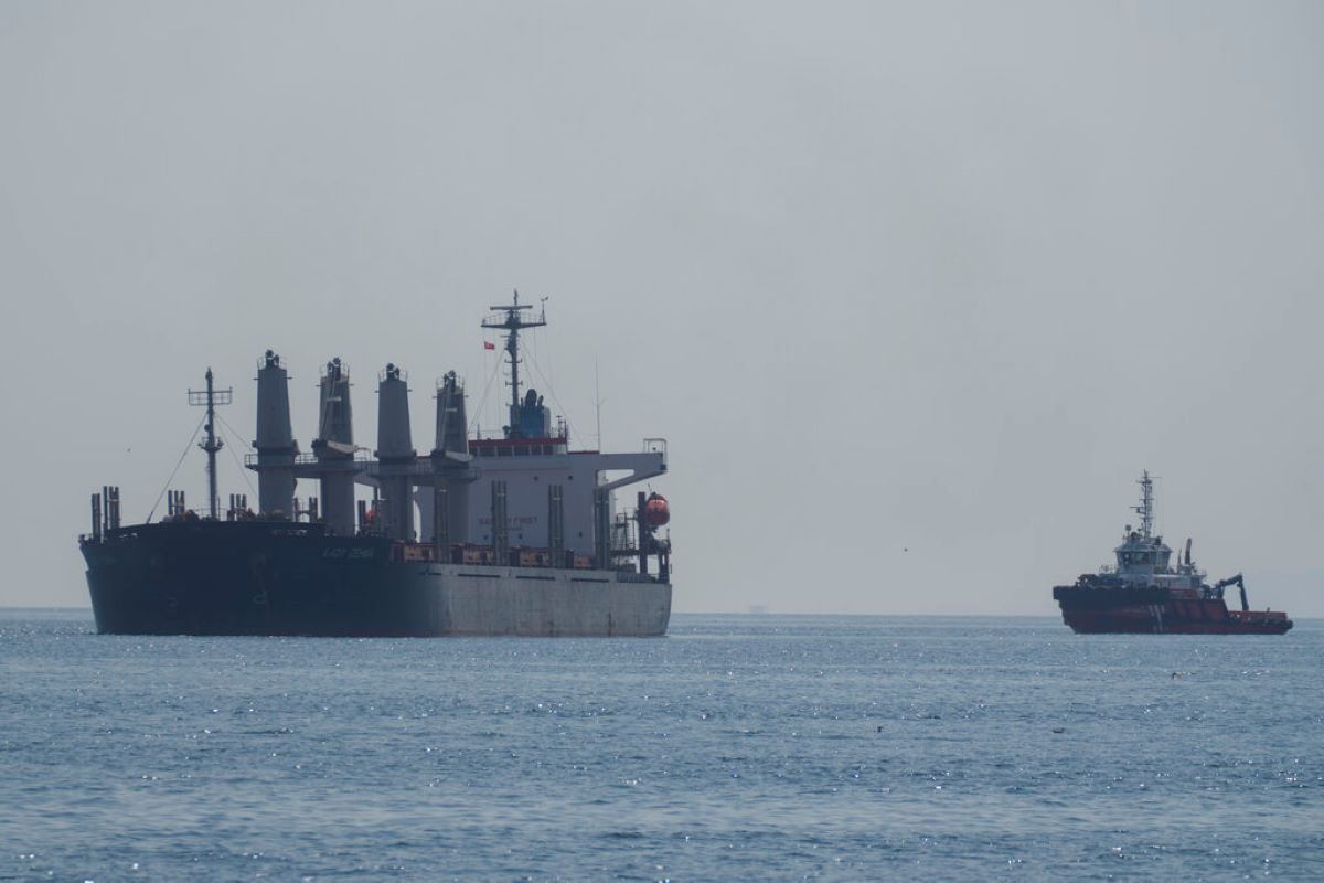 Преминаването на плавателни съдове през Босфора беше временно прекратено заради