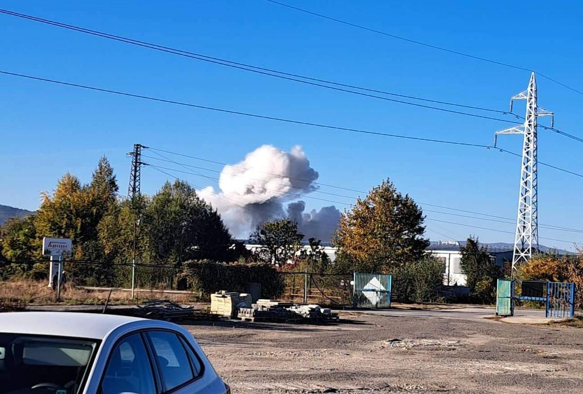 Силен взрив и два облака над завод Арсенал в Казанлък