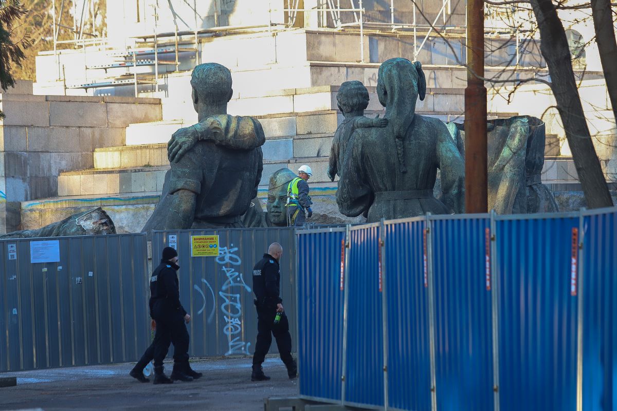 Демонтираните бронзови фигури от монумента Паметник на съветската армия“ се
