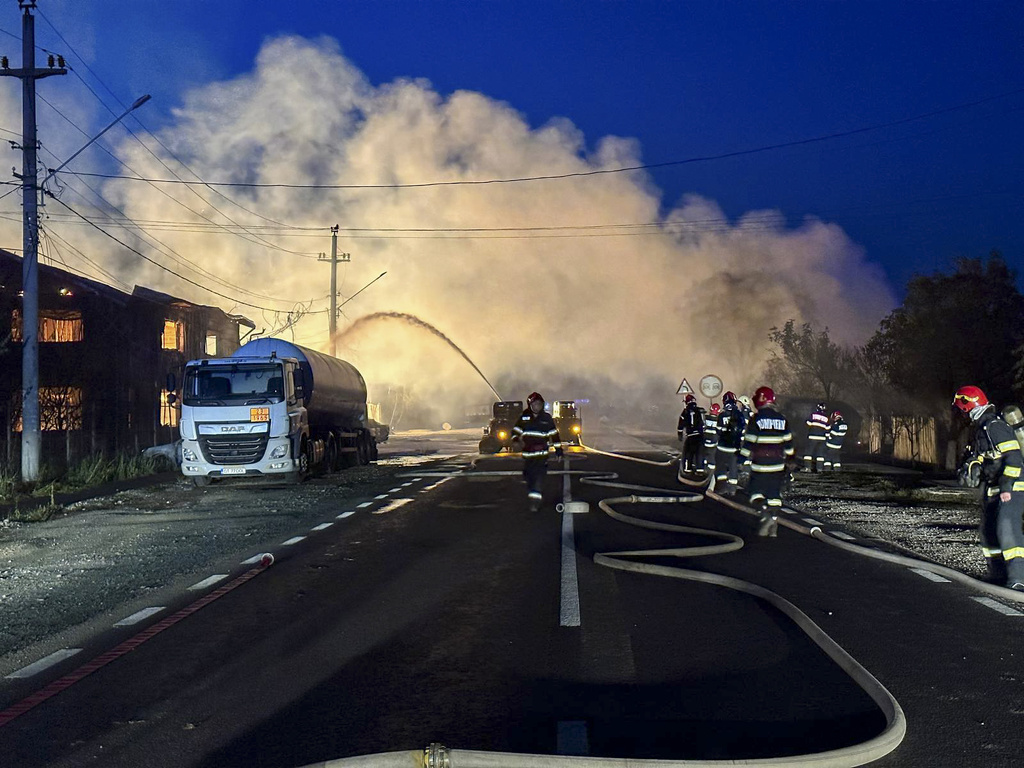 Пожар на бензиностанция в Румъния предизвика експлозия при която загина