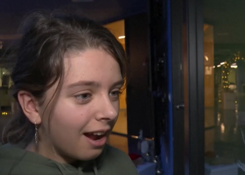 В столицата на Косово Прищина едно 15 годишно момиче използва таланта