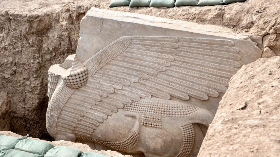 При археологически разкопки в Ирак е открита древна крилата скулптура