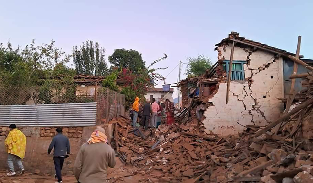 Най малко 125 души са загинали след земетресение в Непал Други най малко 110 са били