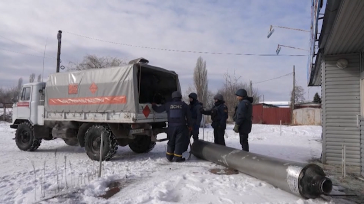 Украински аварийни екипи за обезвреждане на мини отстраниха от улица