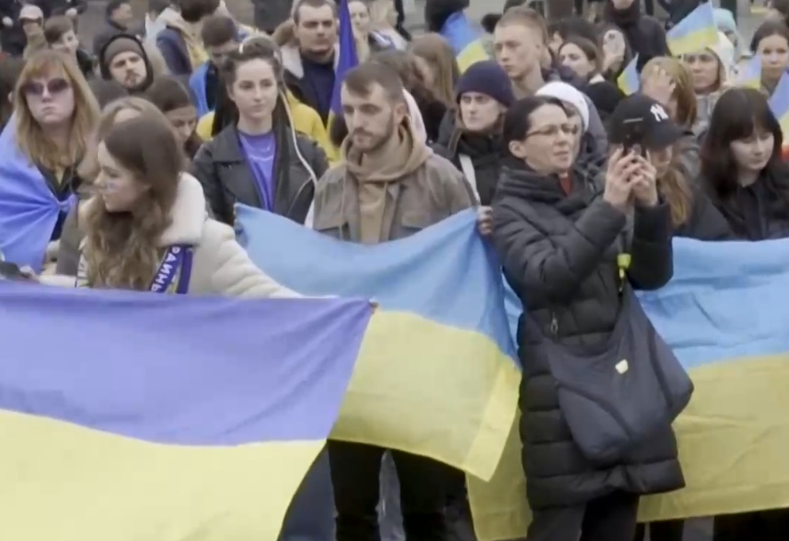 Десетки хиляди хора по света развяха знамето на Украйна в