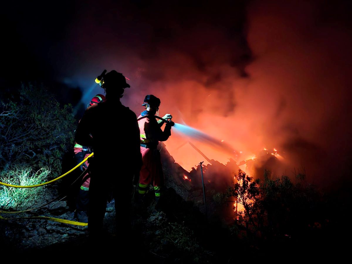 Огънят продължава да бушува на гръцкия остров Родос и е