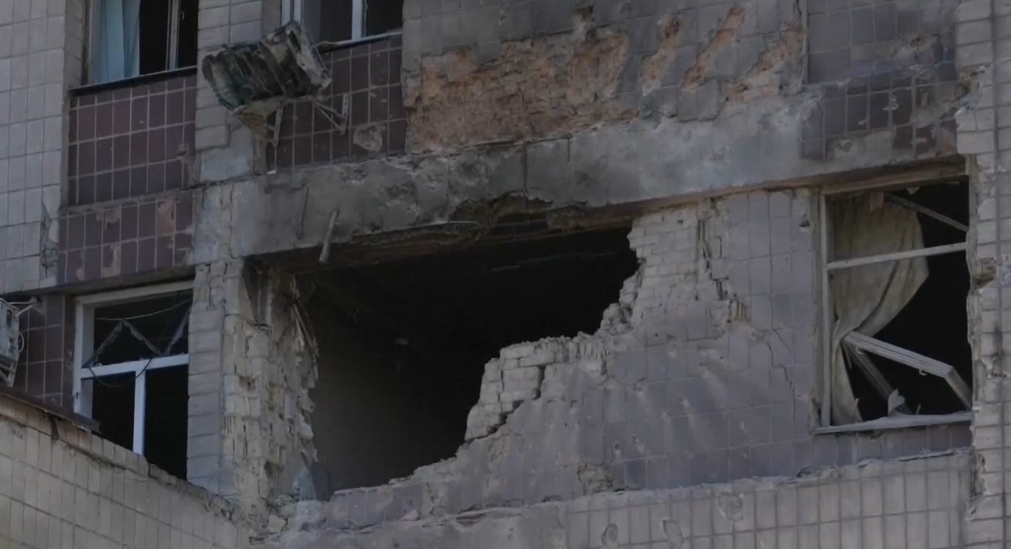 Сирени за тревога, взривове и разрушени домове - Украйна се