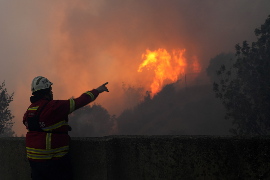 Близо 2000 пожарникари се борят с пламъците които обхванаха Португалия