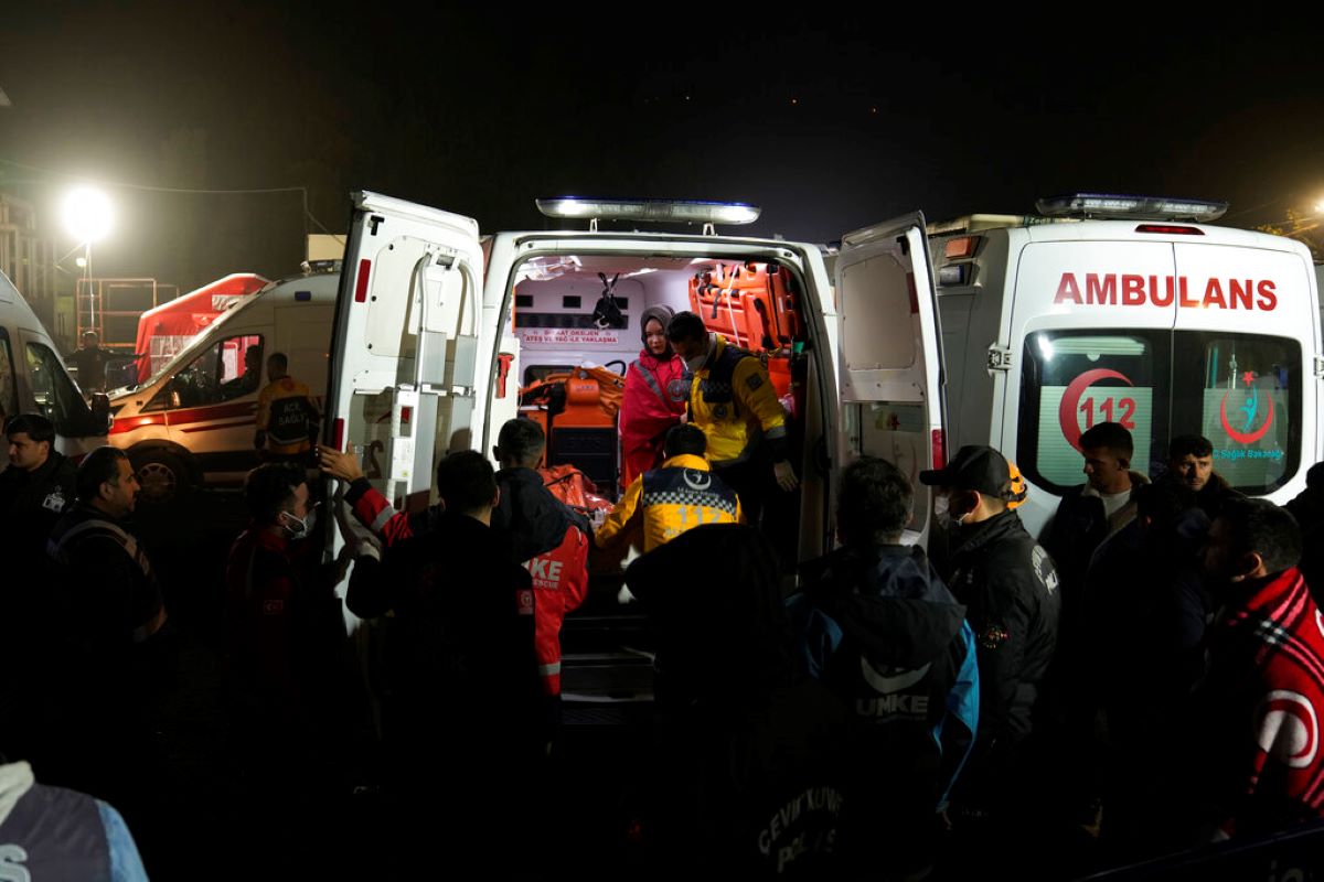 Взрив на кола бомба в Турция Ранени са осем служители