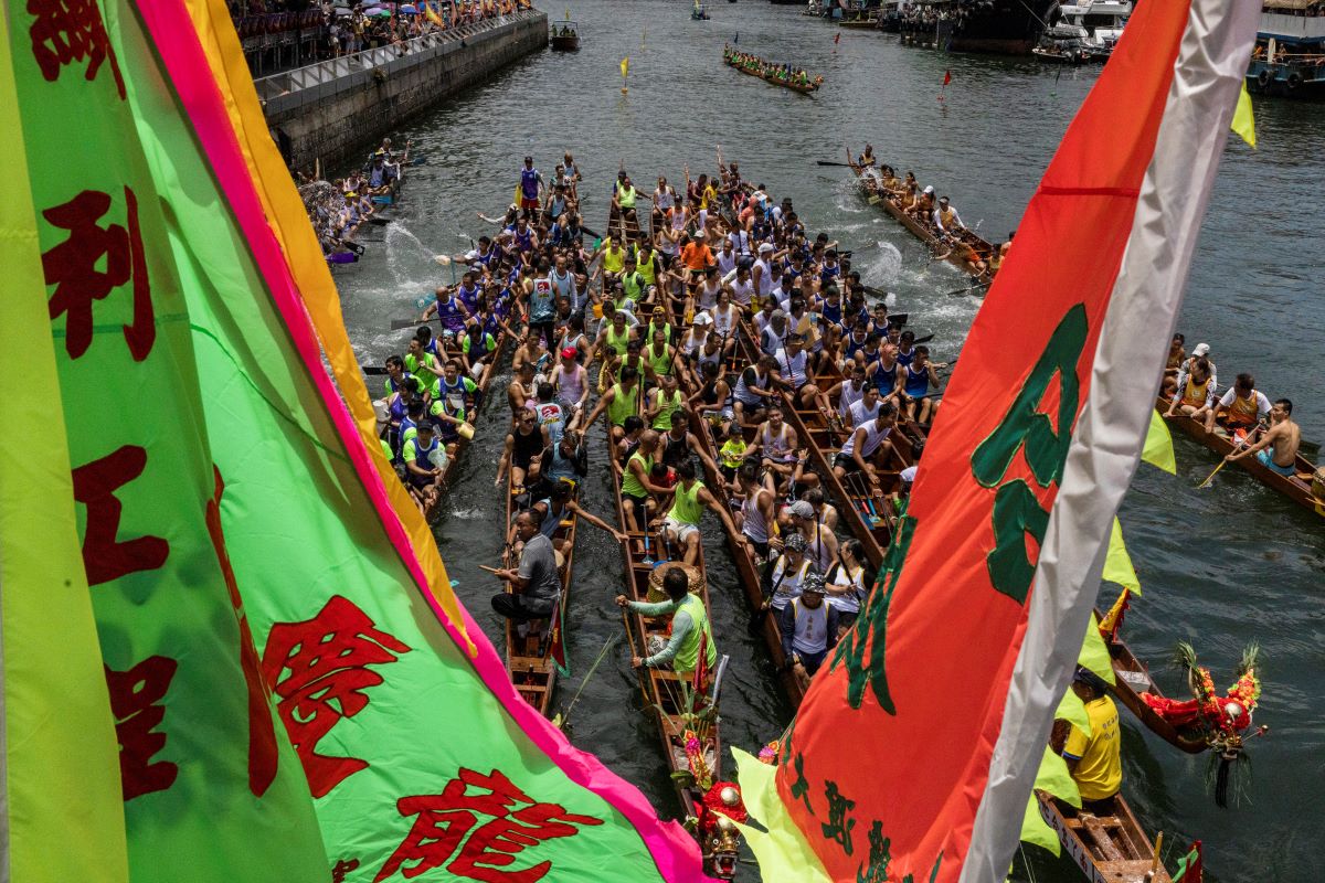 Годишната надпревара с драконови лодки в Хонконг се провежда отново
