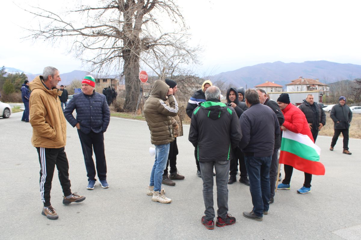 Четвърти ден продължава протестът на земеделските производители край свищовското село
