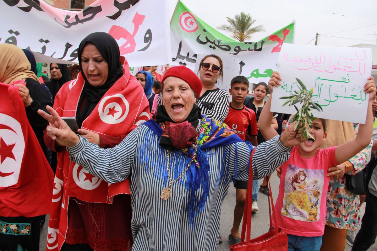 В крайбрежния град Ел Амра в Тунис  африкански мигранти молят да бъдат