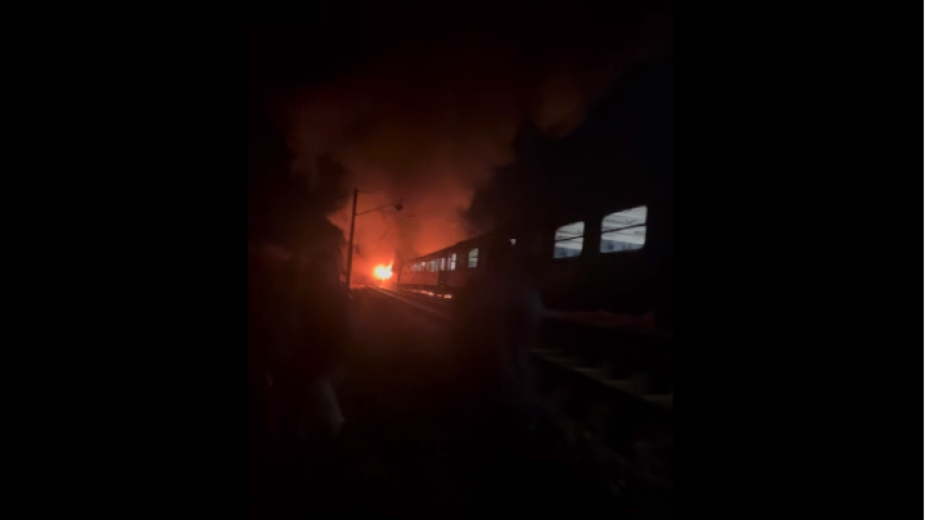 Бърз влак 2613 София Варна гори след гара Каспичан